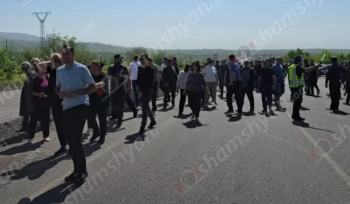 Մի քանի գյուղերի բնակիչներ, ի նշան բողոքի, փակել են Երևան-Գյումրի ճանապարհը