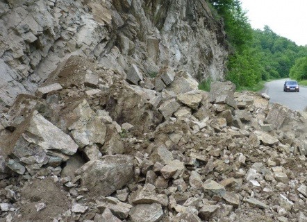 25 մ երկարությամբ և մոտ 3 մ լայնությամբ հողաշերտի փլվածք Վանաձոր-Ալավերդի ավտոճանապարհի 42-րդ կմ-ին