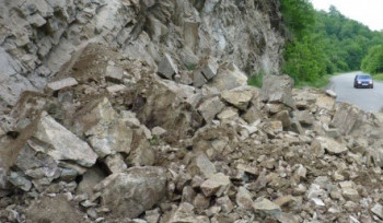 25 մ երկարությամբ և մոտ 3 մ լայնությամբ հողաշերտի փլվածք Վանաձոր-Ալավերդի ավտոճանապարհի 42-րդ կմ-ին