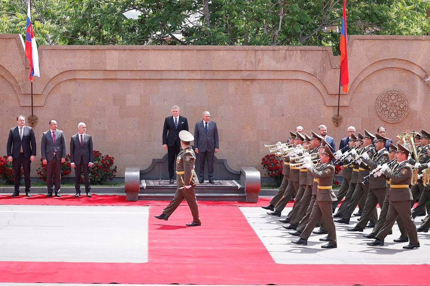 Ընդհանուր հետաքրքրություն ներկայացնող թեմաներ ունենք. տեղի է ունեցել Նիկոլ Փաշինյանի և Ռոբերտ Ֆիցոյի հանդիպումը (լուսանկարներ)