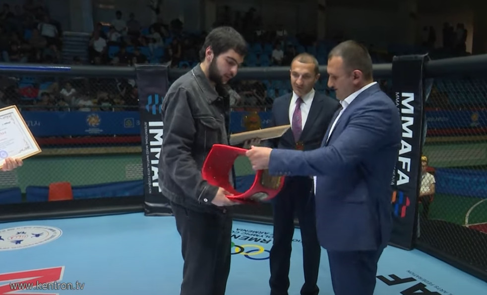 Հովհաննես Ծառուկյանը պարգևատրել է MMA-ի չեմպիոններին (տեսանյութ)