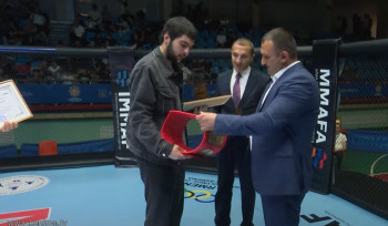 Հովհաննես Ծառուկյանը պարգևատրել է MMA-ի չեմպիոններին (տեսանյութ)