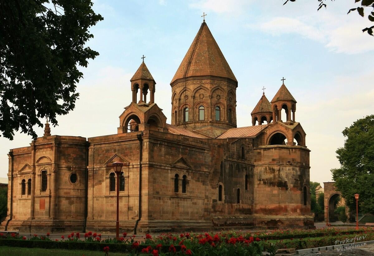 Հանրապետության տոնի առիթով կատարվել է Հանրապետական մաղթանք, աղոթք է բարձրացվել առ Աստված Հայաստանի Հանրապետության անսասանության և խաղաղ կյանքի համար