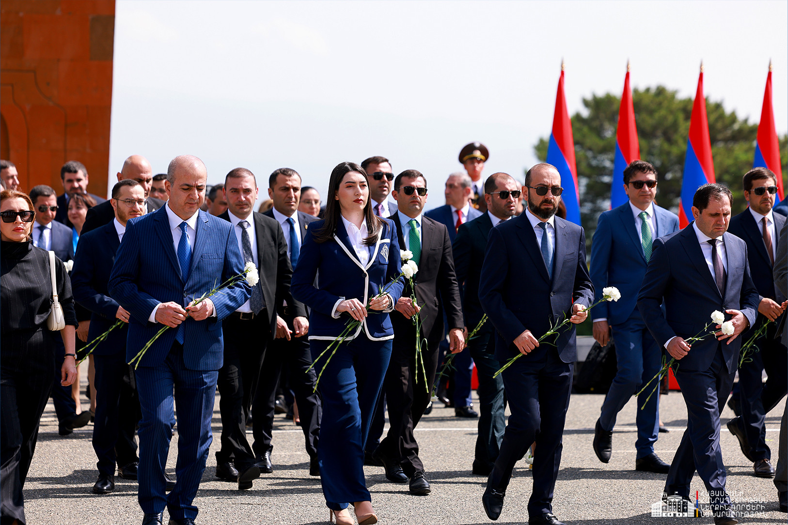 ՆԳ նախարարն ու ոստիկանության պետը այցելել են Սարդարապատի ճակատամարտի հերոսների հիշատակը հավերժացնող հուշահամալիր (լուսանկարներ)