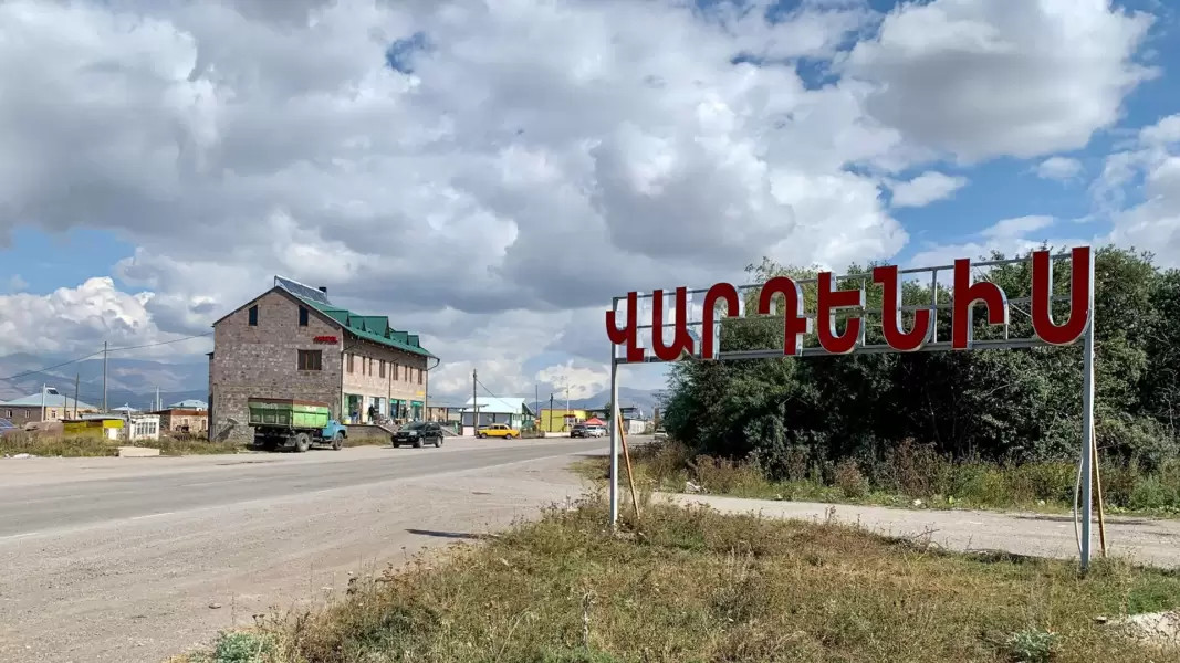 Վարդենիսում «Նիվա»-ից հայհոյանք լսելուց հետո պարզաբանումը վերածվել է ծեծկռտուքի. դանակահարվածի վիճակը ծանր է