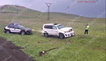 Շիրակի մարզում 28-ամյա վարորդը «Lexus GX 470»-ով մեկ պտույտ շրջվել է և հայտնվել դաշտում․ 4 վիրшվnրներն էլ երիտասարդ աղջիկներ են