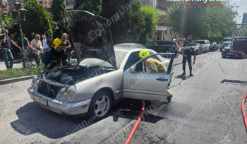Երևանում «Արևելյան խոհանոց»-ի դիմաց հրդեհ է բռնկվել «Mercedes»-ում. այն դարձել է ոչ շահագործելի