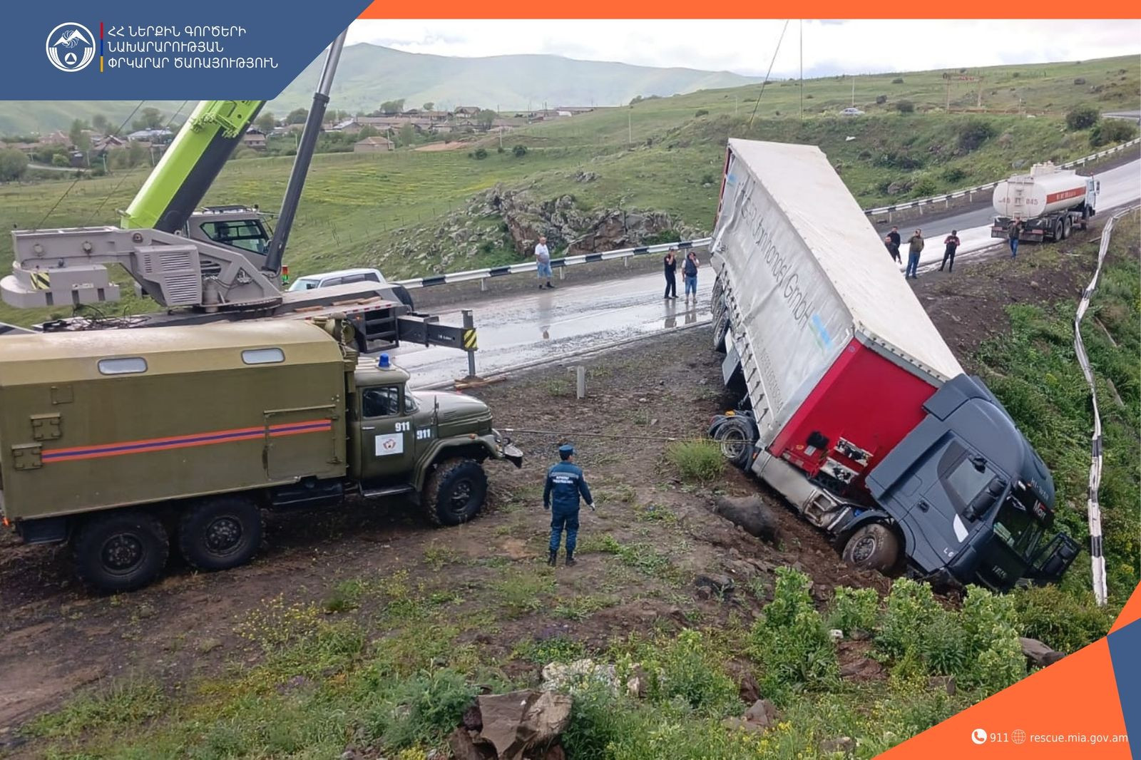 Սիսիան-Սպանդարյան ճանապարհին բեռնատարը կախվել է դեպի ձորակը