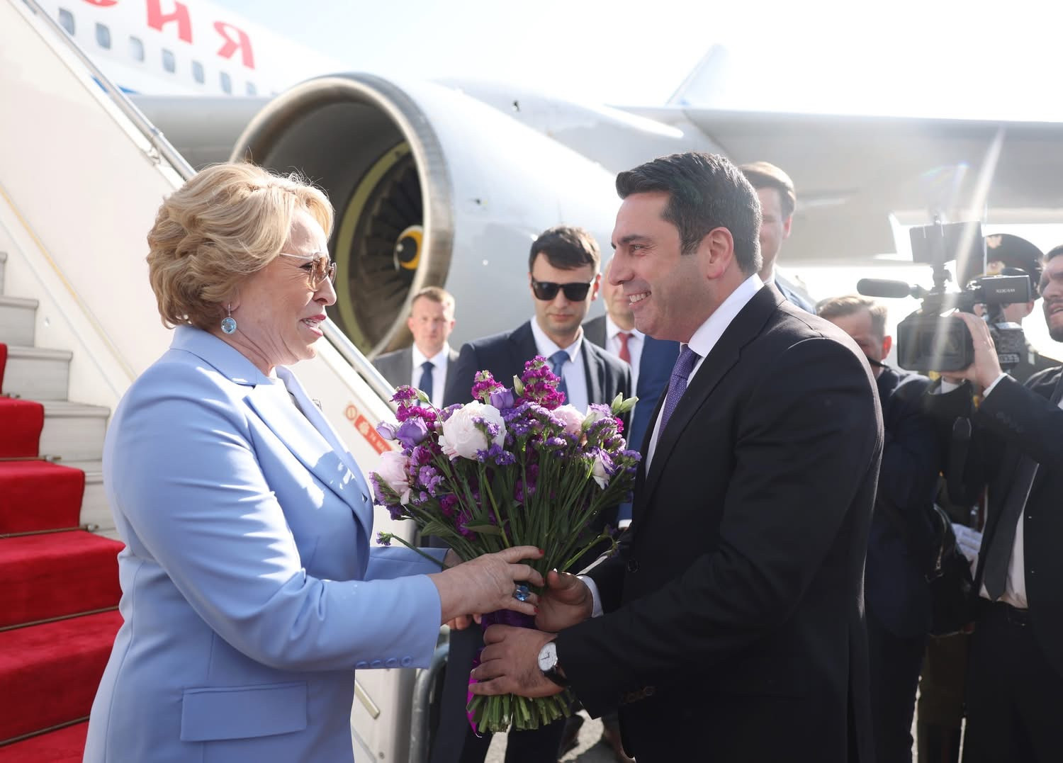 Հայաստան է ժամանել Վալենտինա Մատվիենկոն. ռուս գործընկերոջը դիմավորել է Ալեն Սիմոնյանը (լուսանկարներ)