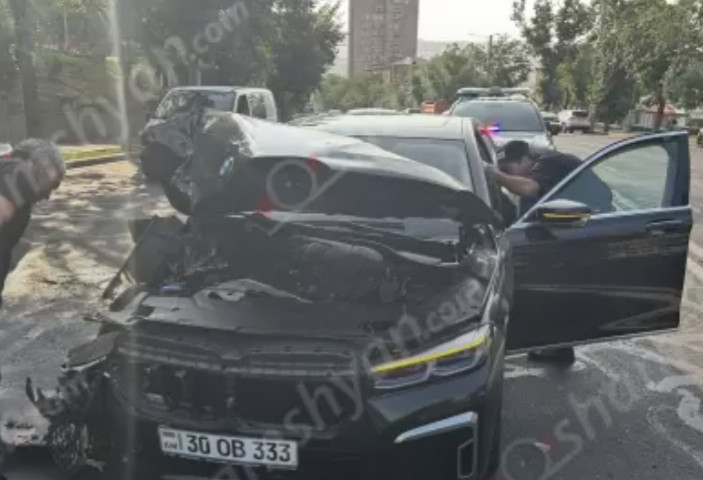 Բաղրամյան պողոտայում բախվել են «BMW 750Li»-ն և մարդատար «Գազել»-ը