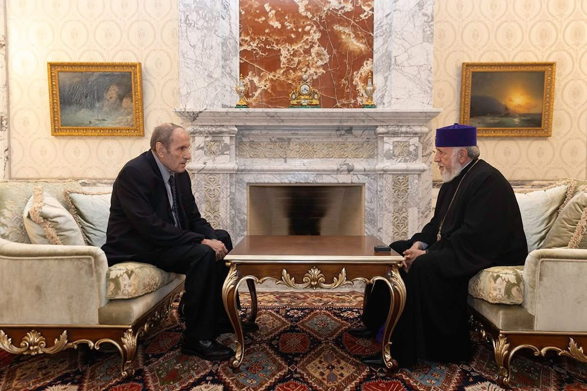 Լևոն Տեր-Պետրոսյանն ացելել է Մայր Աթոռ Սուրբ Էջմիածին. նա առանձնազրույց է ունեցել Ամենայն Հայոց Կաթողիկոսի հետ