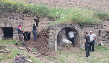 Տաթևի Մեծ անապատում պեղումների արդյունքում հայտնաբերվել է խարիսխ, քարե օջախ, ջնարակապատ թասիկի բեկոր (լուսանկարներ)