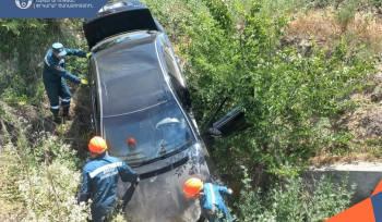 Երևան-Մեղրի ավտոճանապարհին «Mercedes-Benz» մակնիշի ավտոմեքենան դուրս է եկել ճանապարհի երթևեկելի հատվածից և հայտնվել սելավատարում