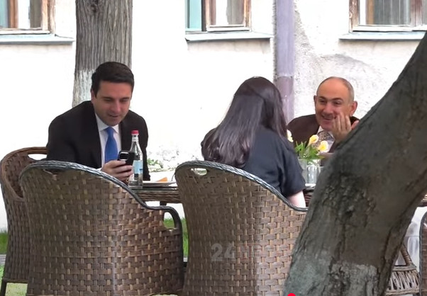 Փաշինյանն ԱԺ-ի սրճարանում ջերմ զրուցում է Ալեն Սիմոնյանի և ՔՊ պատգամավորների հետ