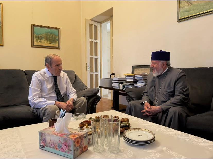 Լևոն Տեր-Պետրոսյանն իր առանձնատանը հյուրընկալել է Ամենայն Հայոց Կաթողիկոս Գարեգին Երկրորդին. ի՞նչ են զրուցել