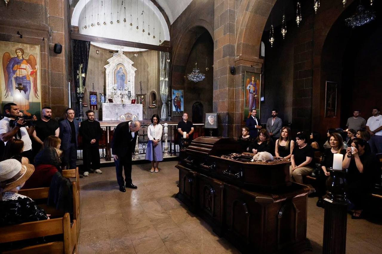 Փաշինյանը ներկա է եղել Գուժ Մանուկյանի հոգեհանգստի արարողությանը