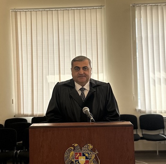 Դատավոր Մասիս Մելքոնյանը երիտասարդ կնոջ հետ է կապվել և հեռացել ընտանիքից. «Հրապարակ»