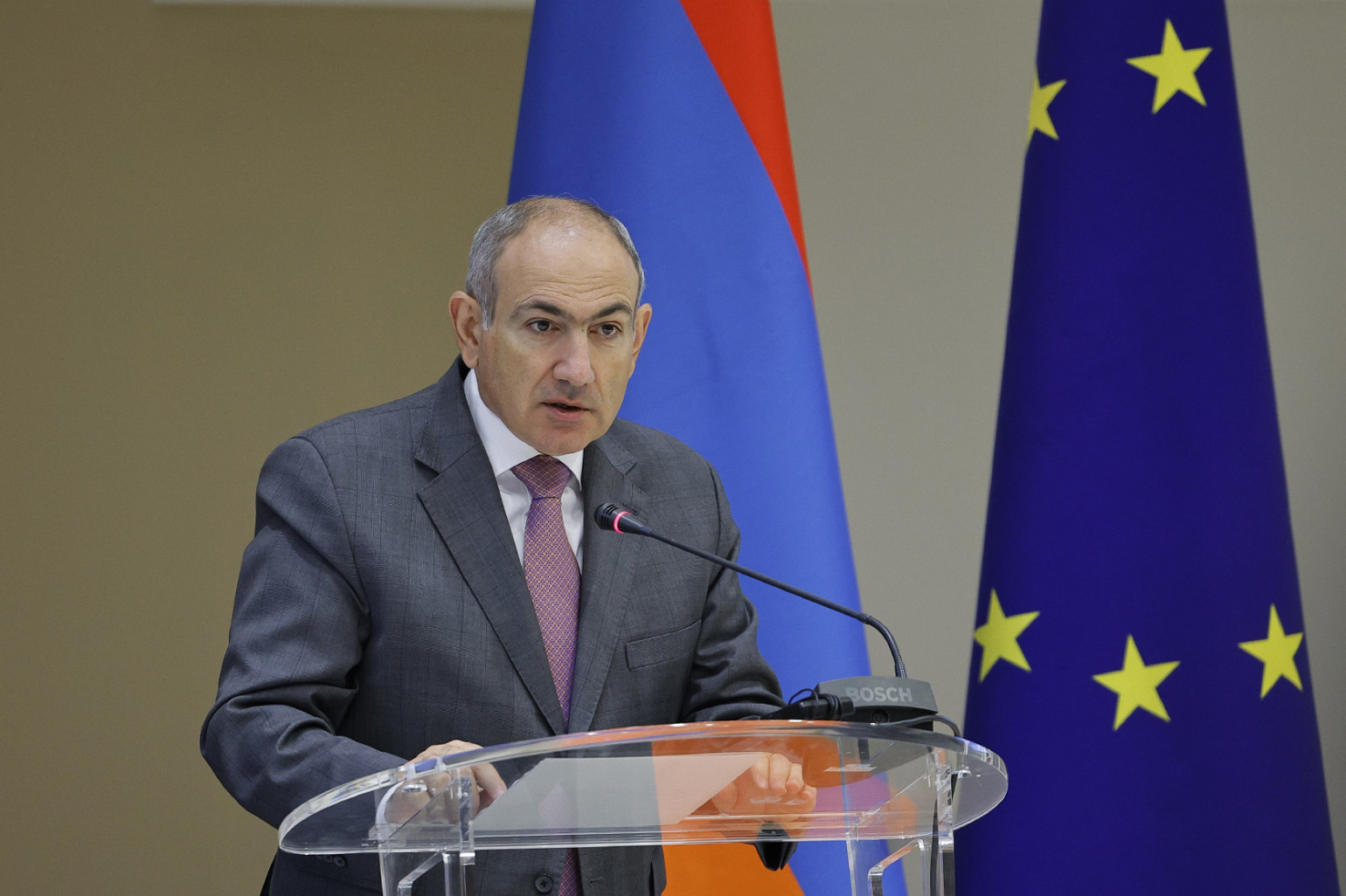 ՀԷՑ-ի այն աշխատողները, ովքեր իրենց գործը թողած զբաղված են քաղաքական խարդավանքներով, հուլիսին կազատվեն աշխատանքից. Փաշինյան