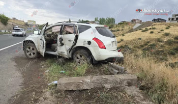 Կոտայքի մարզում «Nissan Murano»-ն բախվել է երկաթե արգելապատնեշներին, կոտրել դրանք և հայտնվել ձորի եզրին. shamshyan.com
