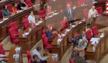 «Դու’րս արի հլը, արա’». ԱԺ-ում Աղազարյանին նիստից դուրս հրավիրեցին