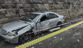 Վանաձորում «Mercedes»-ը դպրոցի մոտ բախվել է բետոնե էլեկտրասյանը. 2 զինծառայող տեղափովել է հիվանդանոց