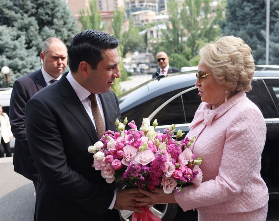 Մատվիենկոն սուրճի բաժակ է նվիրել Ալեն Սիմոնյանին, նվերի արժեքը կազմել է 120 հազար դրամ․ Factor.am