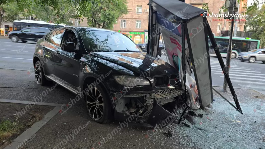 Երևանում անչափահաս տղան BMW-ով բախվել է գովազդային վահանակին և հայտնվել մայթեզրին․ կա տուժած