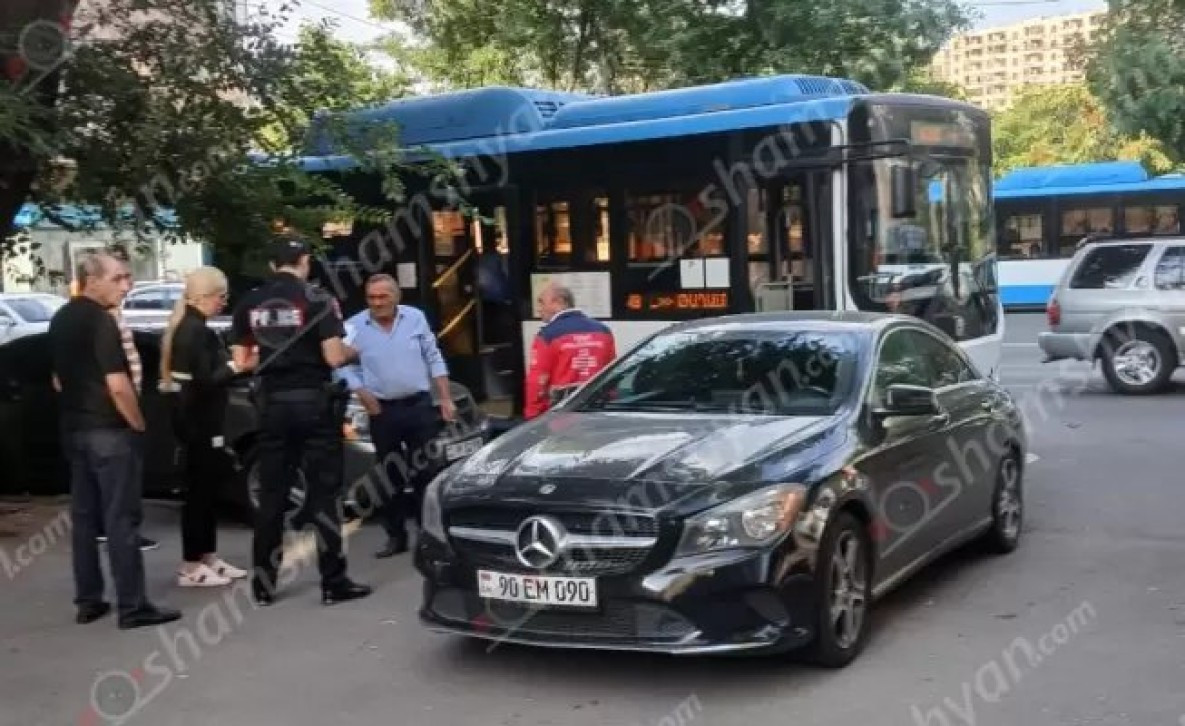 Բախվել են թիվ 49 երթուղին սպասարկող «Zhong Tong»-ն ու «Mercedes»-ը․ ավտոբուսի ուղևորը տեղափոխվել է հիվանդանոց