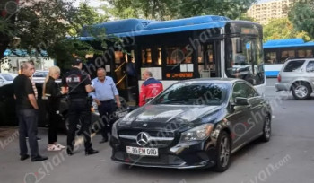 Բախվել են թիվ 49 երթուղին սպասարկող «Zhong Tong»-ն ու «Mercedes»-ը․ ավտոբուսի ուղևորը տեղափոխվել է հիվանդանոց