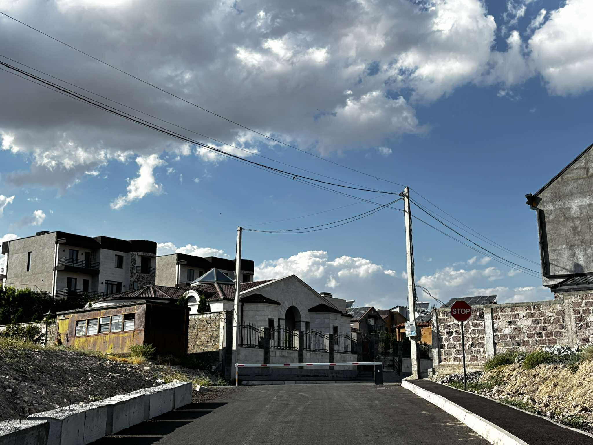 Մանվել Գրիգորյանի տան մոտ տեղադրված շլագբաումի համար իրենց ճղող ՔՊ-ականները հիմա ո՞ւր են, ինչո՞ւ է հիմա փակ  Զովունի գնացող կարճ ճանապարհը․ Չախոյան