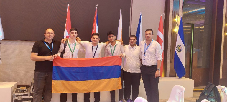 Դուբայում տեղի ունեցած Քիմիայի 57-րդ միջազգային օլիմպիադայում Հայաստանի թիմն արժանացել է արծաթե մեդալի և երեք գովասանագրի