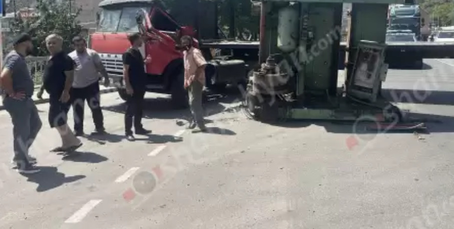 Սյունիքում «КамАЗ» մակնիշի կցորդիչով բեռնատարից ընթացքի ժամանակ մետաղյա հաստոցը ընկել է