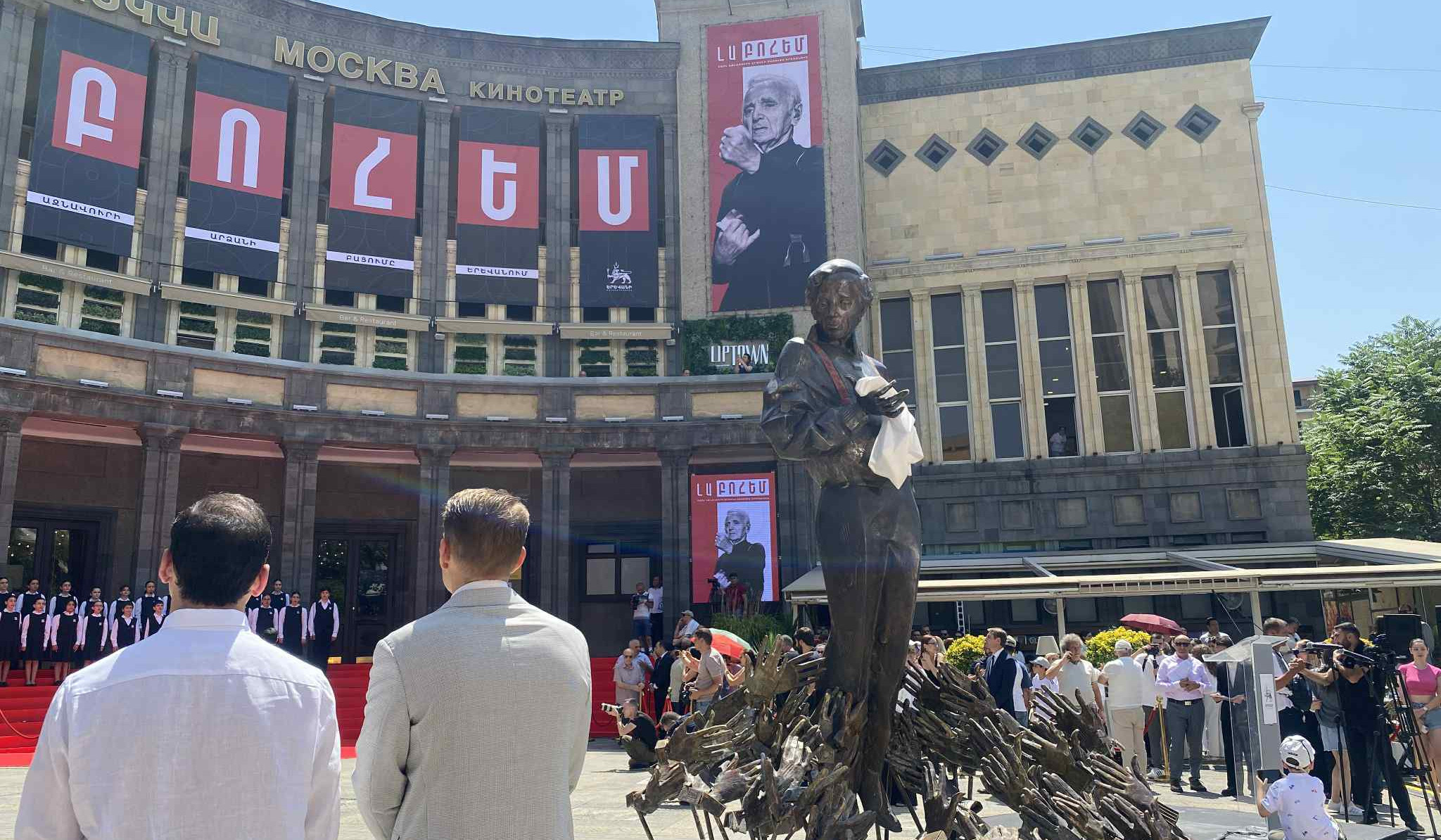 Երևանի Ազնավուրի հրապարակում բացվեց Շառլ Ազնավուրի արձանը