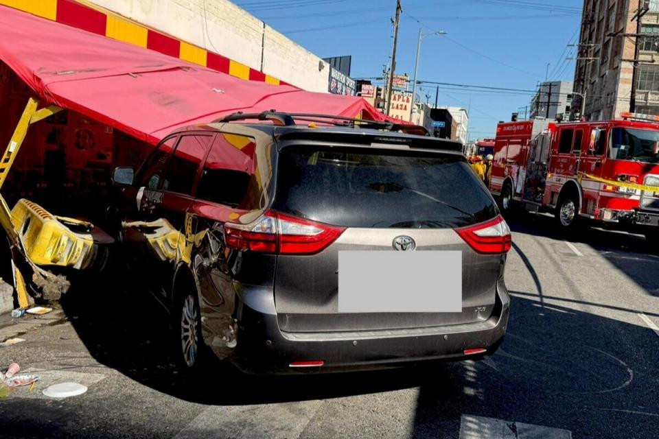 Լոս Անջելեսում մեքենան մխրճվել է ամբոխի մեջ. կա  ավելի քան քսան վիրավոր