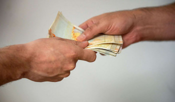 Բացահայտվել են ՆԳՆ և ՊԵԿ պաշտոնյաների կողմից 800.000 դրամ և 10.000 դոլար կաշառք ստանալու դեպքեր