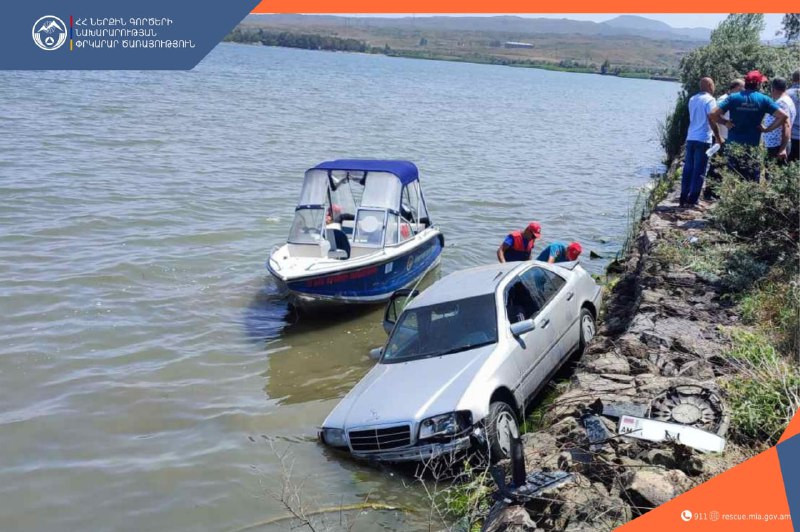 «Mercedes»-ը Սևանում կոտրել է երկաթե արգելապատնեշներն ու հայտնվել լճում