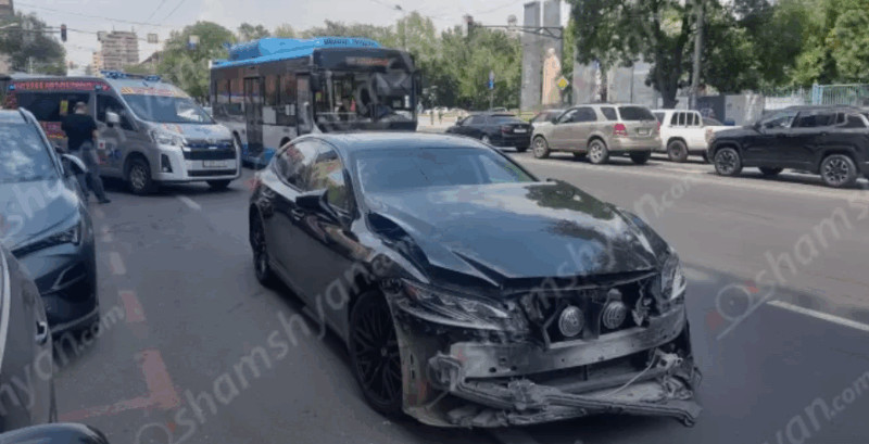 Ավտովթար՝ Երևանում. բախվել են «Lexus»-ն ու շտապօգնության «Toyota»-ն․ վերջինս շտապում էր կանչի վայր