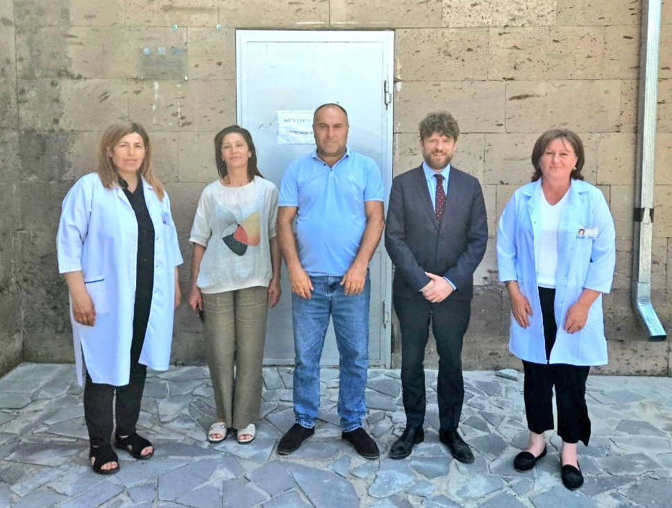 ՀՀ-ում Ֆրանսիայի դեսպանն այցելել է Գեղարքունիքի մարզի մի շարք բնակավայրեր, ծանոթացել ծրագրերին. կով կթել