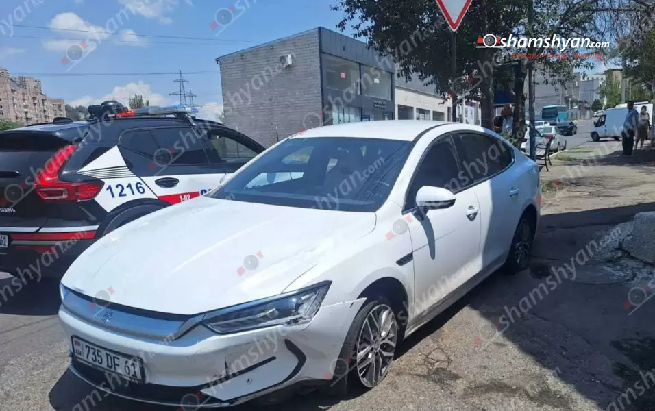 15-ամյա վարորդը «BYD»–ով հայտնվել է հետիոտնի համար նախատեսված մայթին և բախվել նստարանին․ կա 2 տուժած