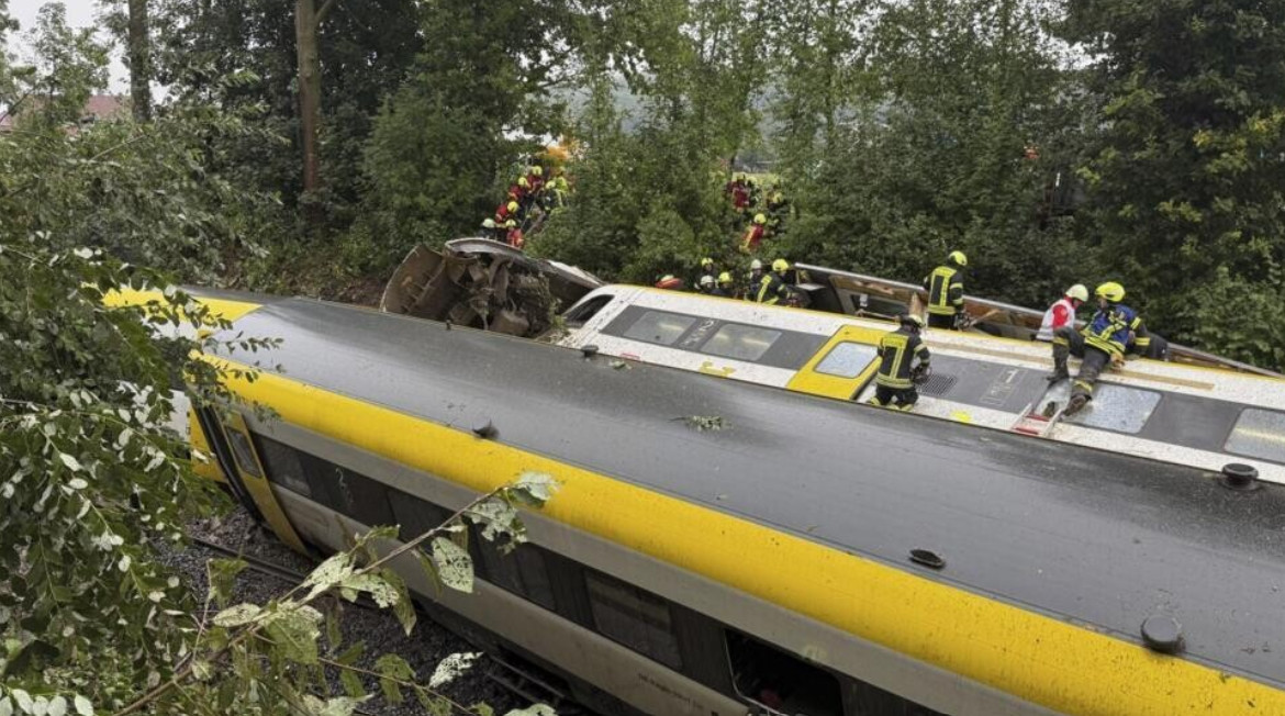 Գերմանիայում գնացքի ռելսերից դուրս ընկնելու հետևանքով զոհվել է երեք մարդ