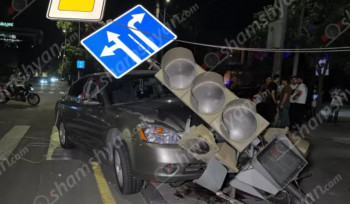 Երևանում բախվել են «Fiat»-ը և «Nissan»-ը․ վերջինը կոտրել է խաչմերուկը կարգավորող լուսակիրը