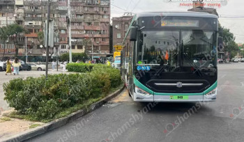 Թիվ 2 երթուղին սպասարկող տրոլեյբուսը բախվել է լուսացույցի լարերին, ինչի հետևանքով այն ընկել է «Opel»-ի վրա