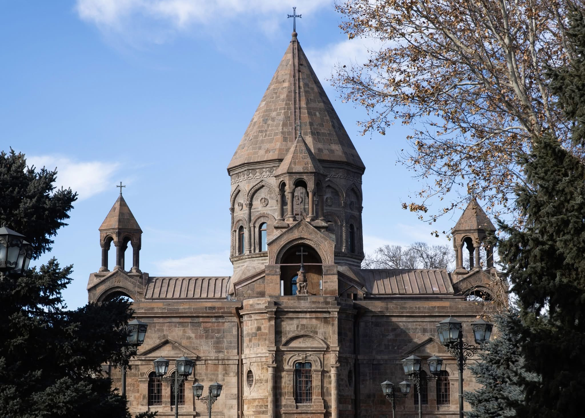 Հորդորում ենք  անհապաղ ազատ արձակել անհիմն կալանավորված Տ. Միքայել արքեպիսկոպոս Աջապահյանին. Մայր Աթոռ