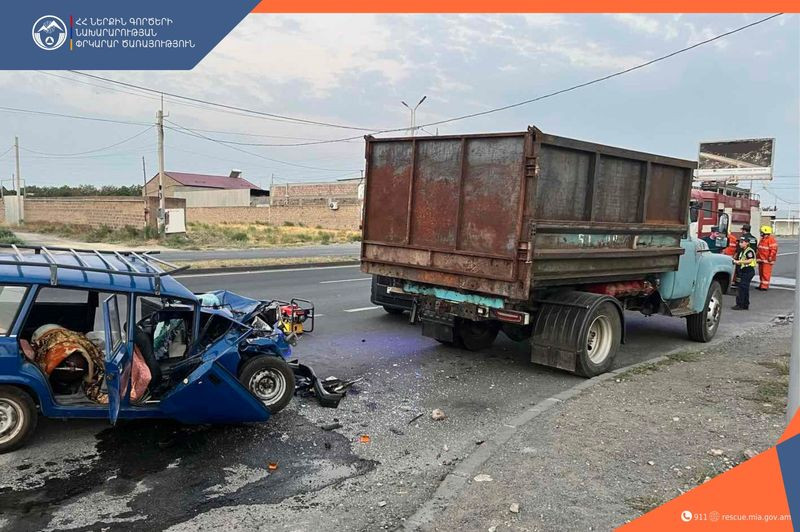 Վաղարշապատ-Երևան ավտոճանապարհին «VAZ» ավտոմեքենան բախվել է կայանած «ZIL» մակնիշի բեռնատարին․ «VAZ» ավտոմեքենայի վարորդն արգելափակվել է