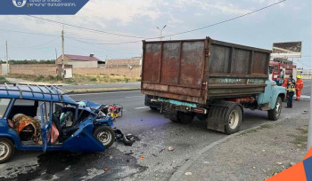 Վաղարշապատ-Երևան ավտոճանապարհին «VAZ» ավտոմեքենան բախվել է կայանած «ZIL» մակնիշի բեռնատարին․ «VAZ» ավտոմեքենայի վարորդն արգելափակվել է