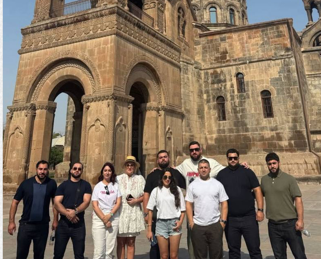 Լաշա Տալախաձեն հայ ծանրորդների ուղեկցությամբ այցելել է Էջմիածին