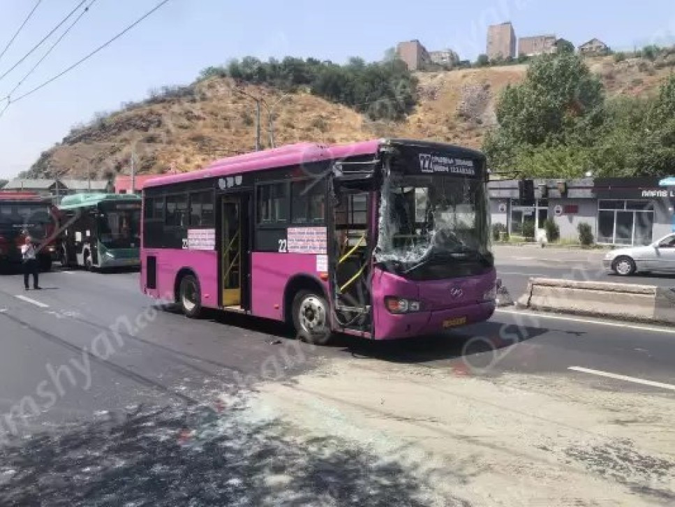 Մյասնիկյան պողոտայում բախվել են 22 համարի ավտոբուսը, «Nissan»-ը, բեռնատար «KamAZ»-ն ու «GAZ» ավտոցիստեռնը