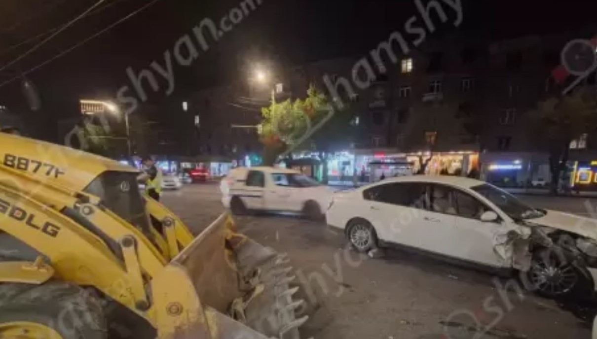 Կոմիտասի պողոտայում բախվել են «Nissan Altima»-ն ու «FOL» տրակտորը. վարորդներից մեկը վարորդական իրավունքի վկայական չի ունեցել