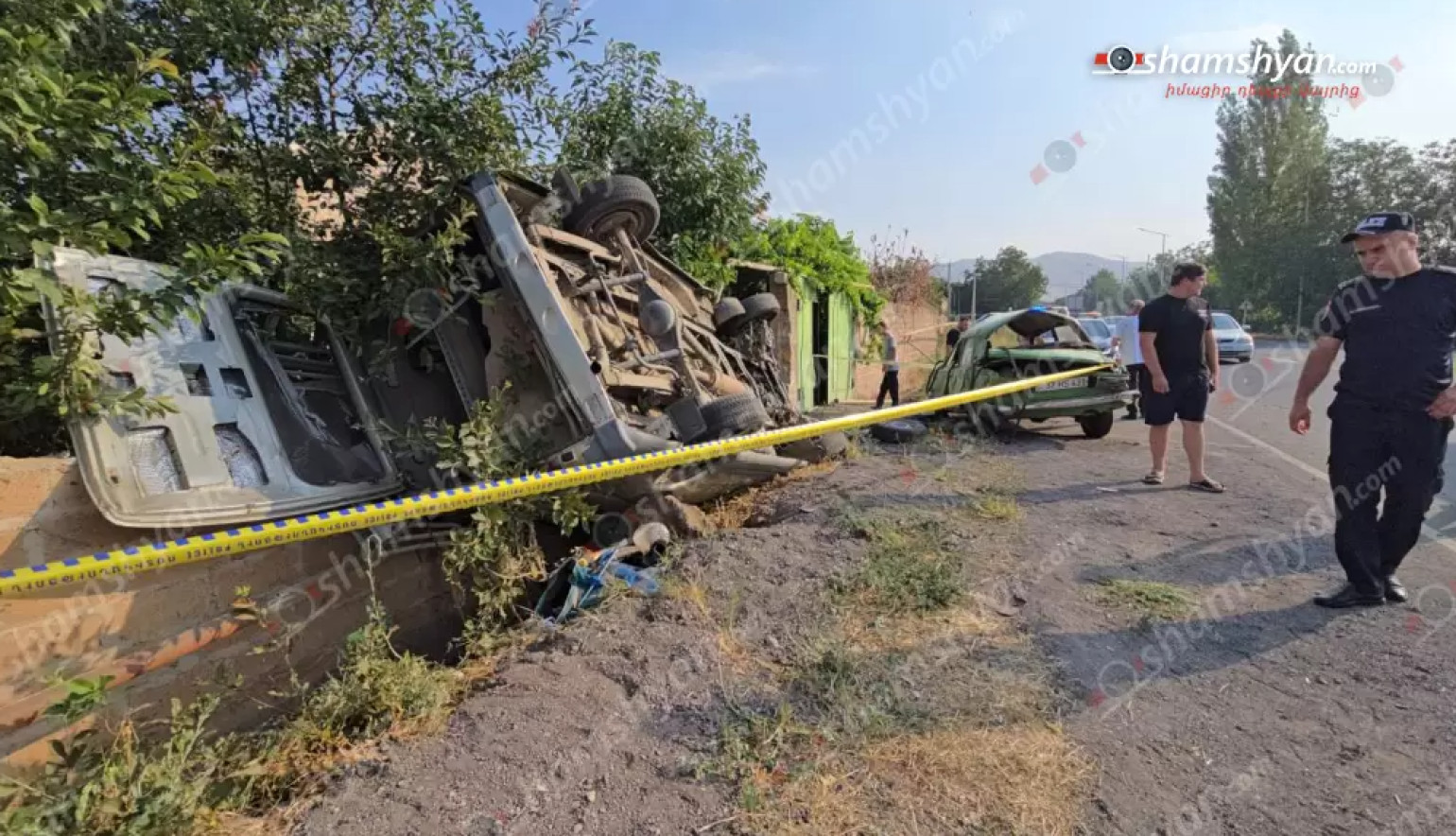 «ԳԱԶել»-ը դուրս է եկել երթևեկելի գոտուց, կոտրել բնակչի տան քարե պարիսպը, գազատար խողովակի երկաթե հենասյուները և կողաշրջվել