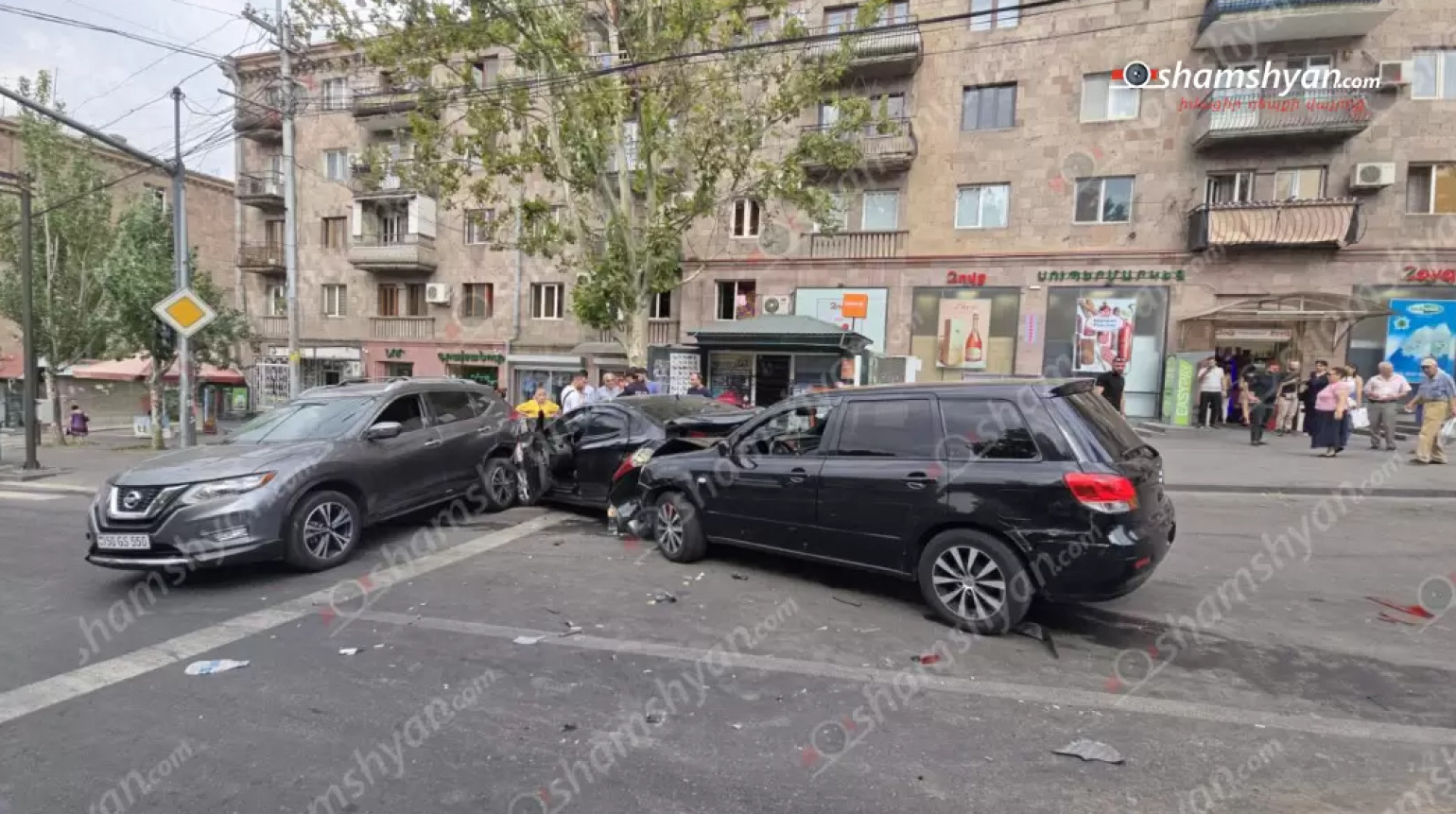 Ազատության պողոտայում բախվել են «Lexus»-ը, «Mitsubishi»-ն, «Nissan Rogue»-ը և «Honda»-ն